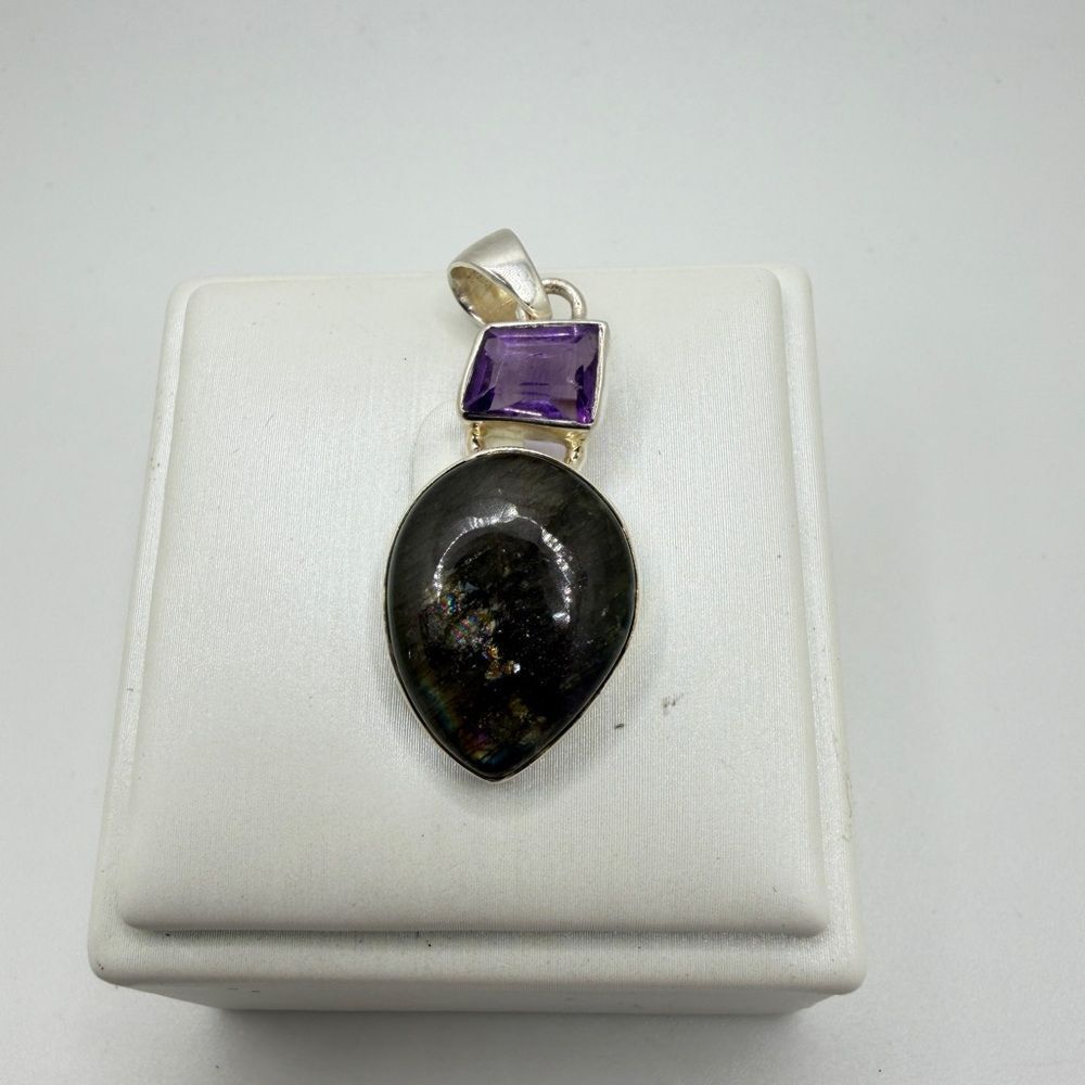 Stunning 19x14 labradorite and Amethyst accent pendant in sterling silver!